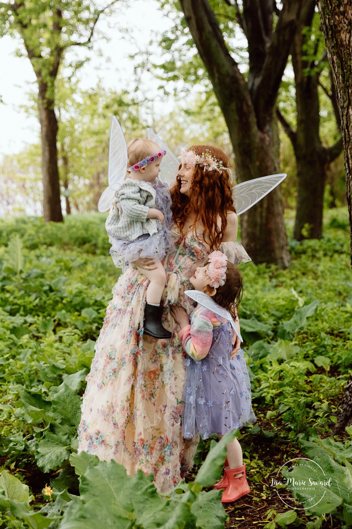Mommy and me photos. Woodland fairies family photo ideas. Spring family photos. Mini séances familiales. Photographe de famille à Montréal. Montreal family photographer.