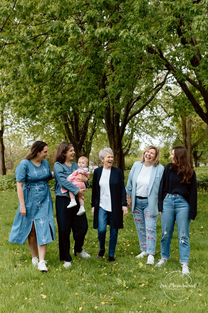 Extended family photos. Four generations family photos. Spring family photos. Mini séances familiales. Photographe de famille à Montréal. Montreal family photographer.