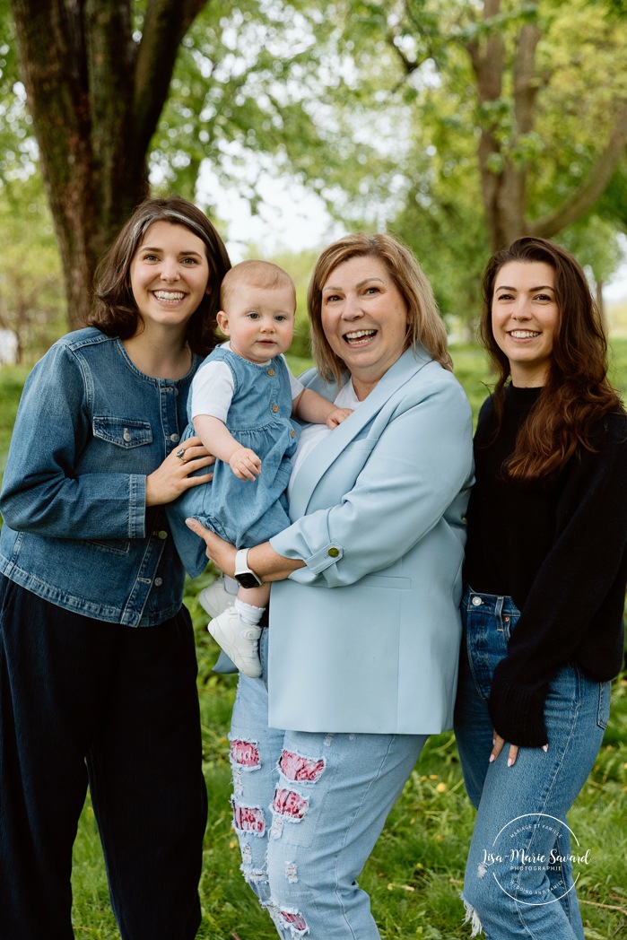 Extended family photos. Four generations family photos. Spring family photos. Mini séances familiales. Photographe de famille à Montréal. Montreal family photographer.