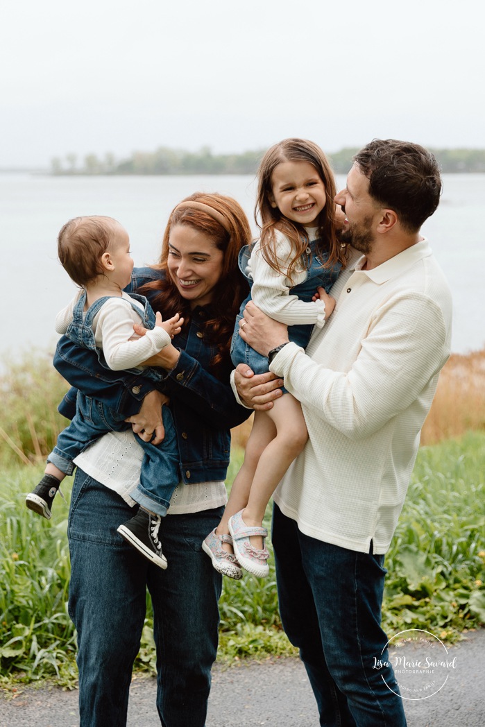 Overcast day family photos. Spring family photos. Mini séances familiales. Photographe de famille à Montréal. Montreal family photographer.