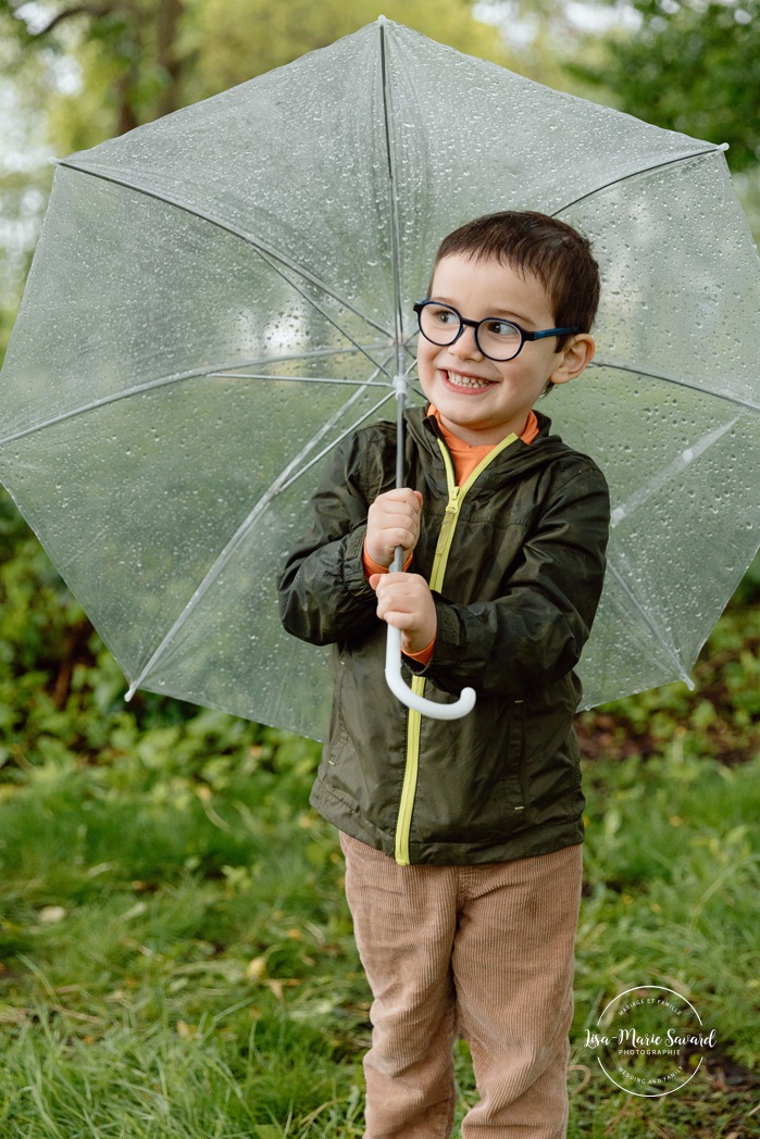Rainy family photos. Family photos with clear umbrellas. Spring family photos. Mini séances familiales. Photos de famille pluvieuses avec parapluies. Photographe de famille à Montréal. Montreal rainy family photos.