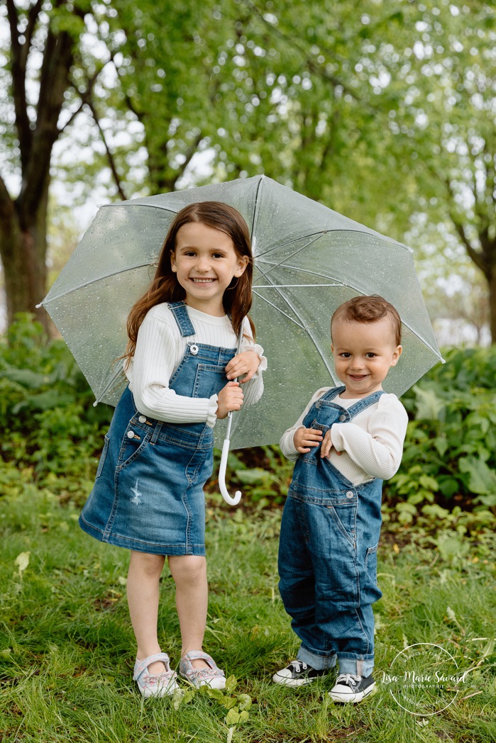 Rainy family photos. Family photos with clear umbrellas. Spring family photos. Mini séances familiales. Photos de famille pluvieuses avec parapluies. Photographe de famille à Montréal. Montreal rainy family photos.