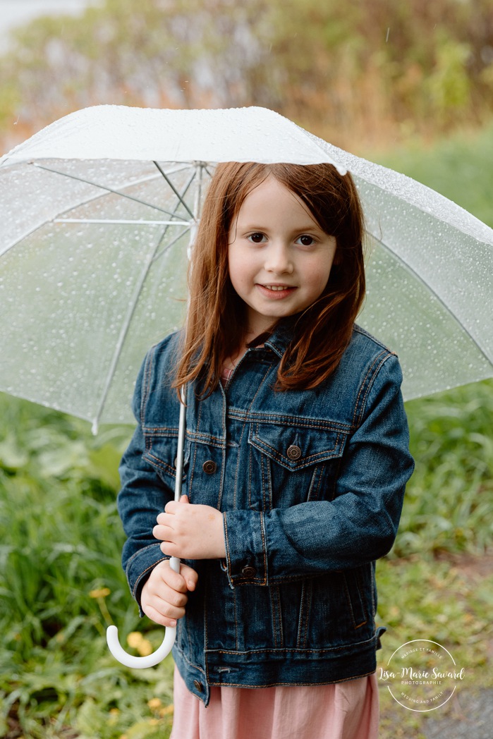 Rainy family photos. Family photos with clear umbrellas. Spring family photos. Mini séances familiales. Photos de famille pluvieuses avec parapluies. Photographe de famille à Montréal. Montreal rainy family photos.