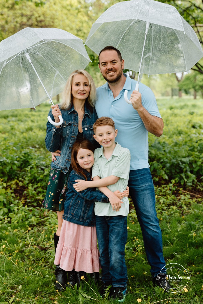 Rainy family photos. Family photos with clear umbrellas. Spring family photos. Mini séances familiales. Photos de famille pluvieuses avec parapluies. Photographe de famille à Montréal. Montreal rainy family photos.