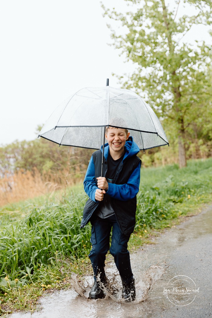 Rainy family photos. Family photos with clear umbrellas. Spring family photos. Mini séances familiales. Photos de famille pluvieuses avec parapluies. Photographe de famille à Montréal. Montreal rainy family photos.