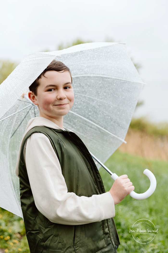 Rainy family photos. Family photos with clear umbrellas. Spring family photos. Mini séances familiales. Photos de famille pluvieuses avec parapluies. Photographe de famille à Montréal. Montreal rainy family photos.