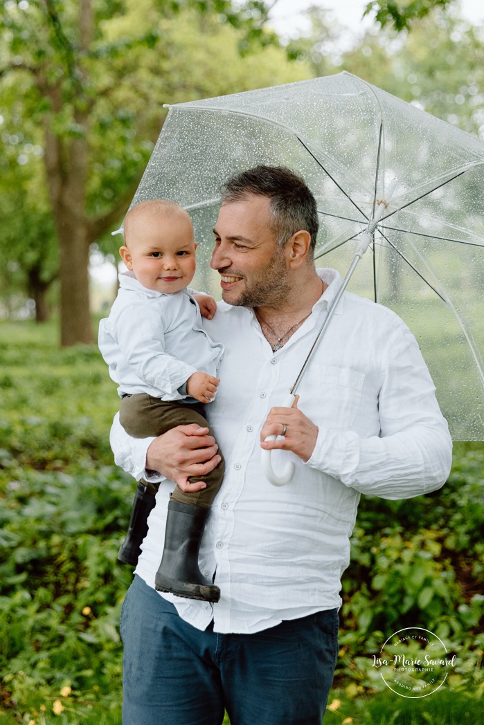 Rainy family photos. Family photos with clear umbrellas. Spring family photos. Mini séances familiales. Photos de famille pluvieuses avec parapluies. Photographe de famille à Montréal. Montreal rainy family photos.