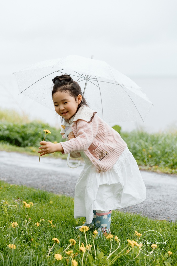 Rainy family photos. Family photos with clear umbrellas. Spring family photos. Mini séances familiales. Photos de famille pluvieuses avec parapluies. Photographe de famille à Montréal. Montreal rainy family photos.