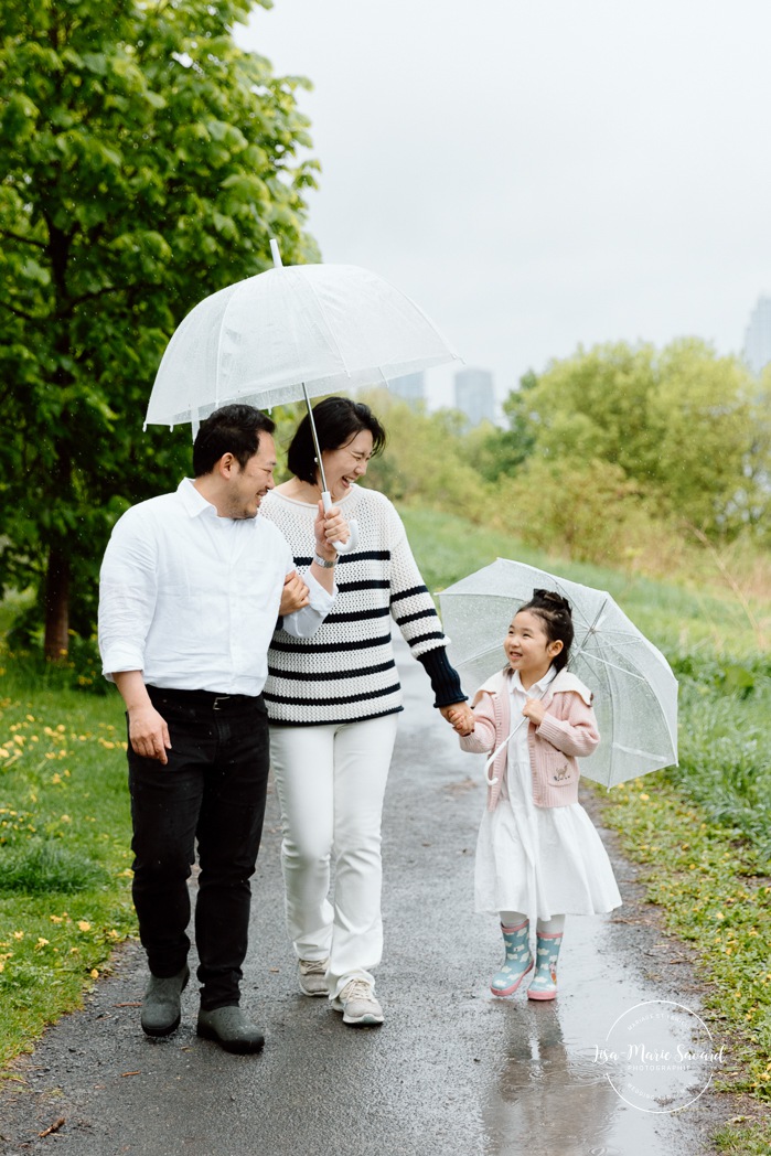 Rainy family photos. Family photos with clear umbrellas. Spring family photos. Mini séances familiales. Photos de famille pluvieuses avec parapluies. Photographe de famille à Montréal. Montreal rainy family photos.