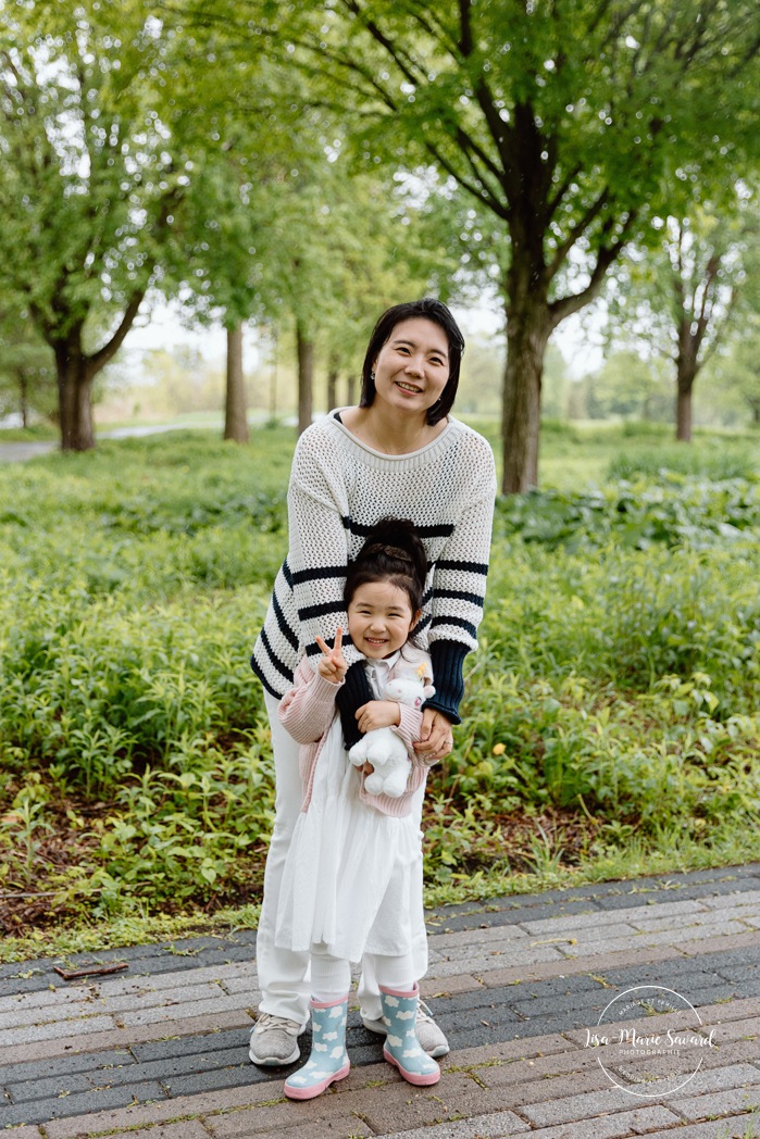 Asian family photos. Overcast day family photos. Spring family photos. Mini séances familiales. Photographe de famille à Montréal. Montreal family photographer.