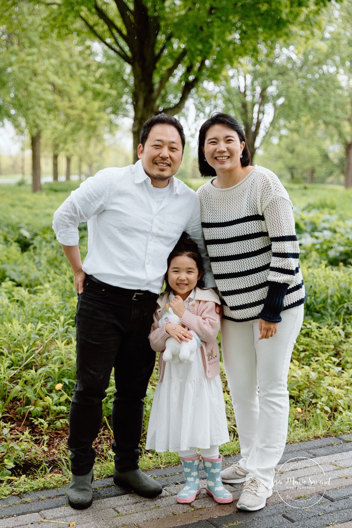 Asian family photos. Overcast day family photos. Spring family photos. Mini séances familiales. Photographe de famille à Montréal. Montreal family photographer.