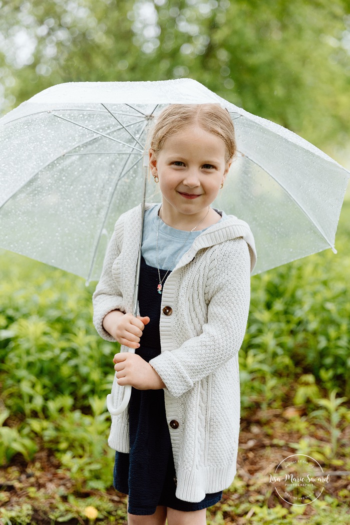 Rainy family photos. Family photos with clear umbrellas. Spring family photos. Mini séances familiales. Photos de famille pluvieuses avec parapluies. Photographe de famille à Montréal. Montreal rainy family photos.