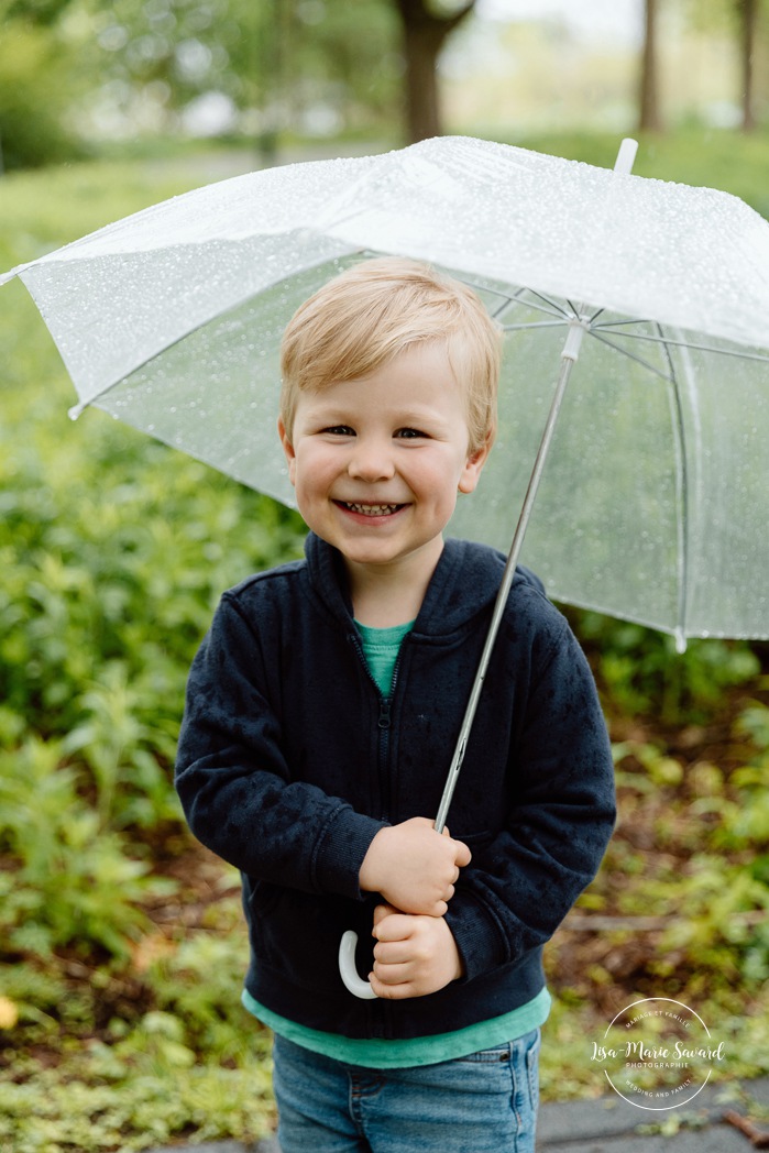 Rainy family photos. Family photos with clear umbrellas. Spring family photos. Mini séances familiales. Photos de famille pluvieuses avec parapluies. Photographe de famille à Montréal. Montreal rainy family photos.