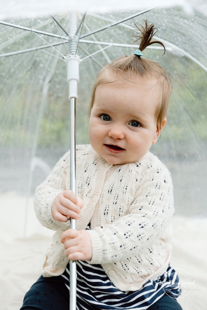 Rainy family photos. Family photos with clear umbrellas. Spring family photos. Mini séances familiales. Photos de famille pluvieuses avec parapluies. Photographe de famille à Montréal. Montreal rainy family photos.