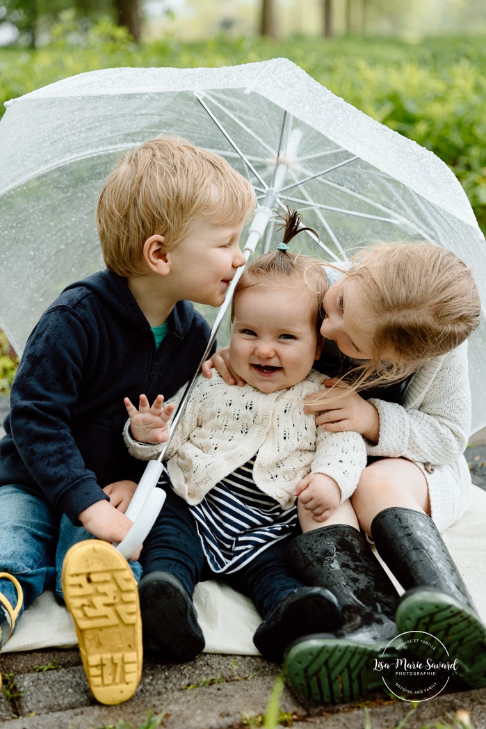 Rainy family photos. Family photos with clear umbrellas. Spring family photos. Mini séances familiales. Photos de famille pluvieuses avec parapluies. Photographe de famille à Montréal. Montreal rainy family photos.