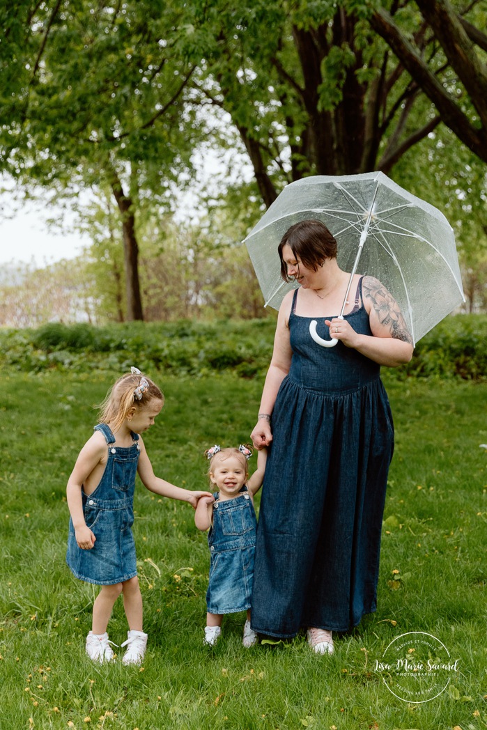 Rainy family photos. Family photos with clear umbrellas. Spring family photos. Mini séances familiales. Photos de famille pluvieuses avec parapluies. Photographe de famille à Montréal. Montreal rainy family photos.