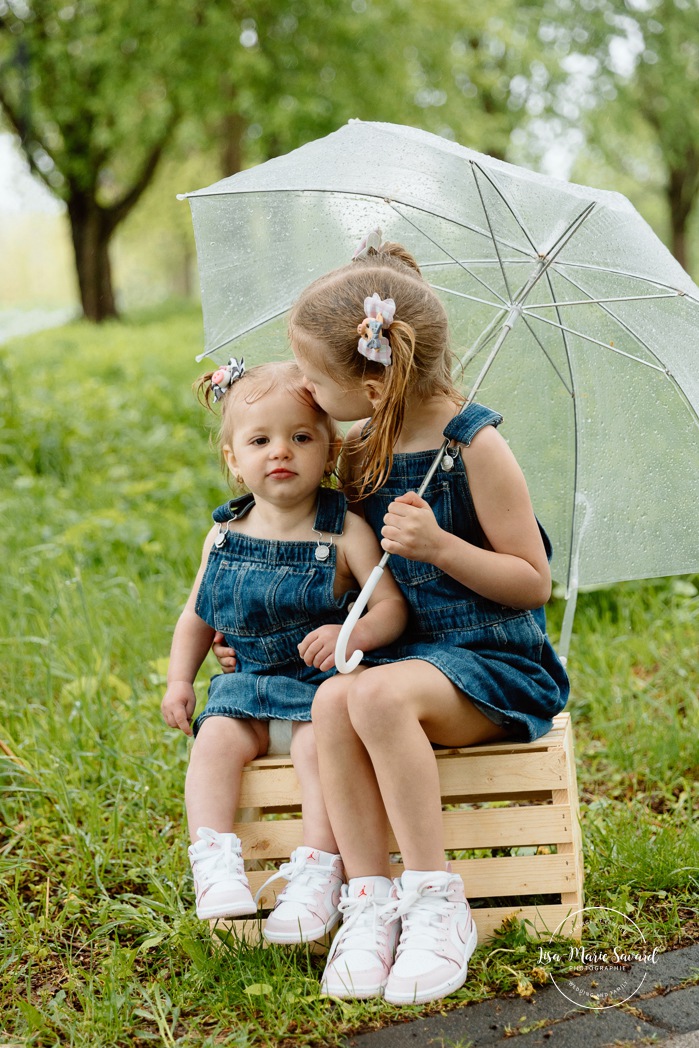 Rainy family photos. Family photos with clear umbrellas. Spring family photos. Mini séances familiales. Photos de famille pluvieuses avec parapluies. Photographe de famille à Montréal. Montreal rainy family photos.