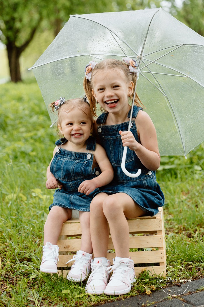 Rainy family photos. Family photos with clear umbrellas. Spring family photos. Mini séances familiales. Photos de famille pluvieuses avec parapluies. Photographe de famille à Montréal. Montreal rainy family photos.