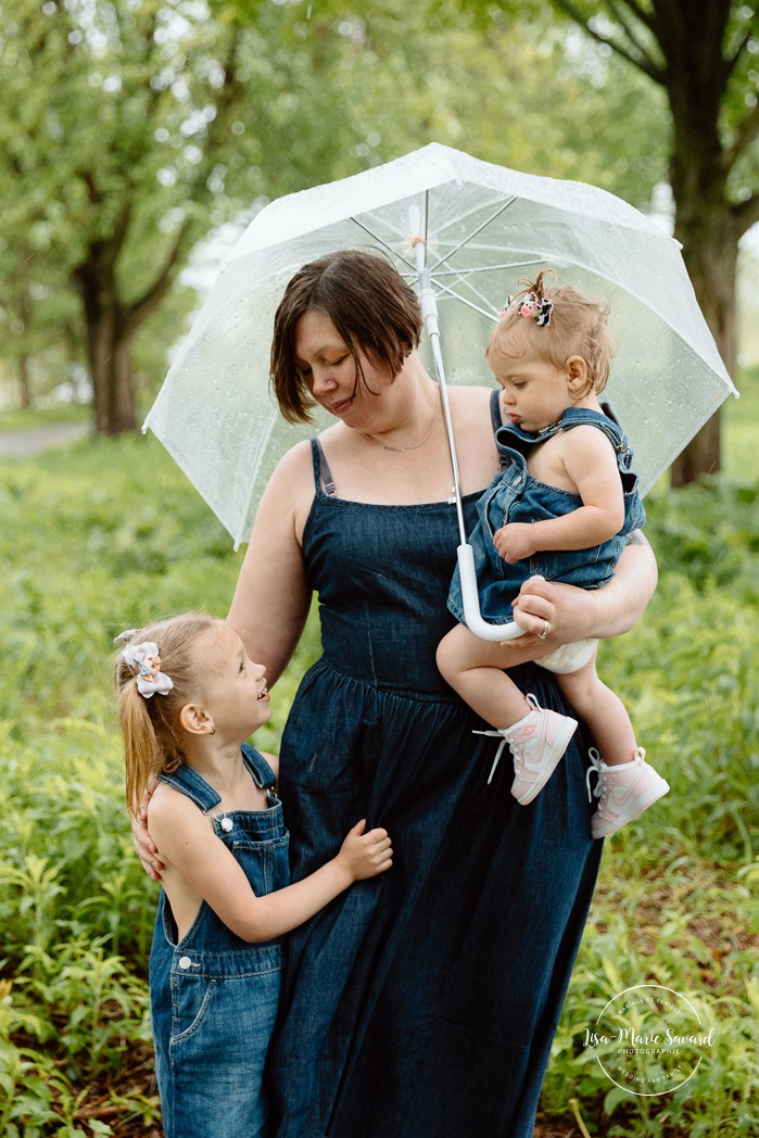 Rainy family photos. Family photos with clear umbrellas. Spring family photos. Mini séances familiales. Photos de famille pluvieuses avec parapluies. Photographe de famille à Montréal. Montreal rainy family photos.