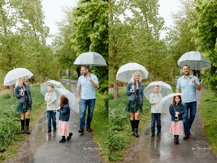 Rainy family photos. Family photos with clear umbrellas. Spring family photos. Mini séances familiales. Photos de famille pluvieuses avec parapluies. Photographe de famille à Montréal. Montreal rainy family photos.