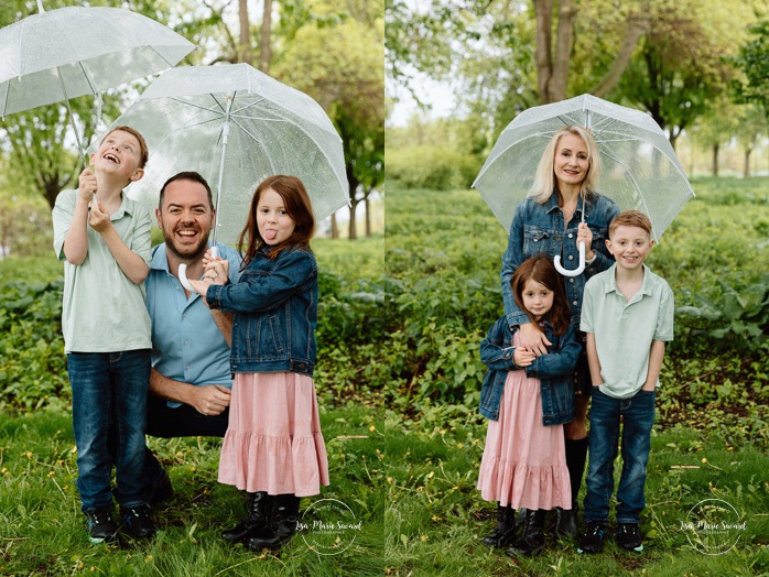 Rainy family photos. Family photos with clear umbrellas. Spring family photos. Mini séances familiales. Photos de famille pluvieuses avec parapluies. Photographe de famille à Montréal. Montreal rainy family photos.