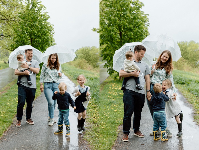 Rainy family photos. Family photos with clear umbrellas. Spring family photos. Mini séances familiales. Photos de famille pluvieuses avec parapluies. Photographe de famille à Montréal. Montreal rainy family photos.
