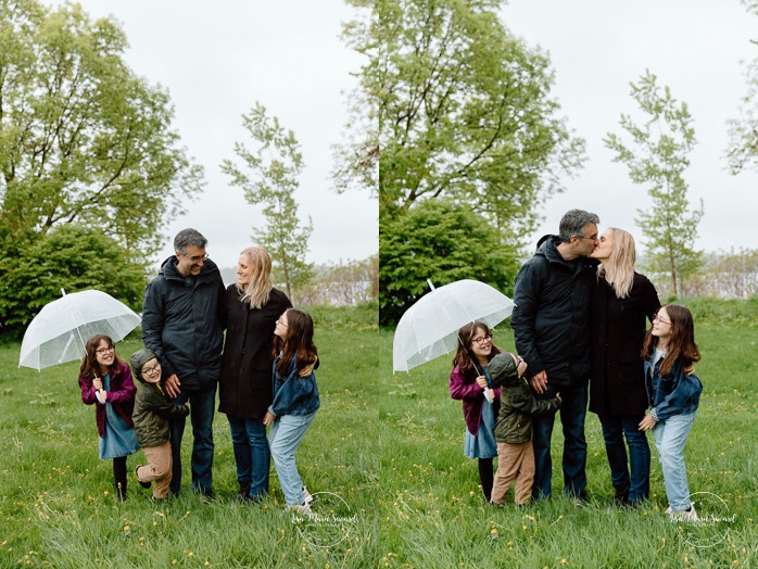 Rainy family photos. Family photos with clear umbrellas. Spring family photos. Mini séances familiales. Photos de famille pluvieuses avec parapluies. Photographe de famille à Montréal. Montreal rainy family photos.
