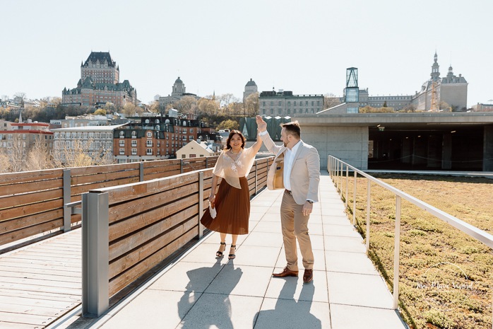 Urban engagement photos. Interracial couple photos. Séance fiançailles dans le Vieux-Québec. Photographe de mariage ville de Québec. Place des Canotiers. Quebec City photographer. Old Quebec engagement photos.