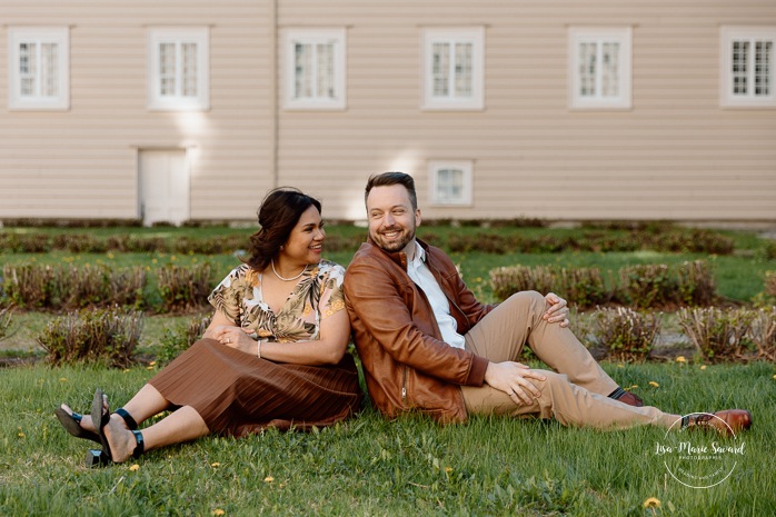 Urban engagement photos. Interracial couple photos. Séance fiançailles dans le Vieux-Québec. Photographe de mariage ville de Québec. Jardin Petit séminaire de Québec. Quebec City photographer. Old Quebec engagement photos.