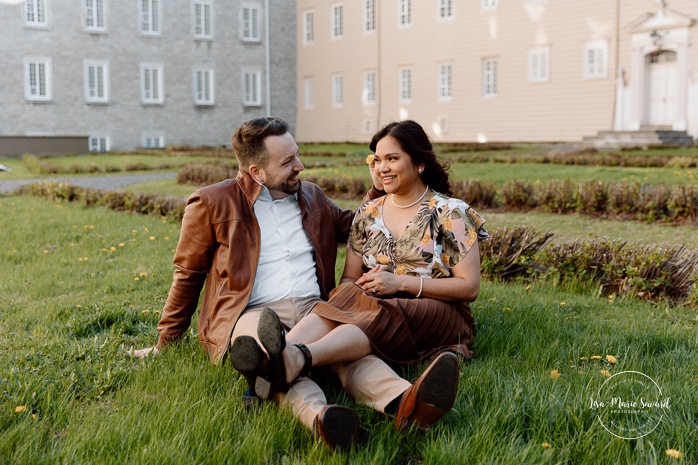 Urban engagement photos. Interracial couple photos. Séance fiançailles dans le Vieux-Québec. Photographe de mariage ville de Québec. Jardin Petit séminaire de Québec. Quebec City photographer. Old Quebec engagement photos.