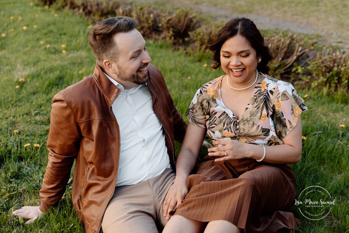 Urban engagement photos. Interracial couple photos. Séance fiançailles dans le Vieux-Québec. Photographe de mariage ville de Québec. Jardin Petit séminaire de Québec. Quebec City photographer. Old Quebec engagement photos.
