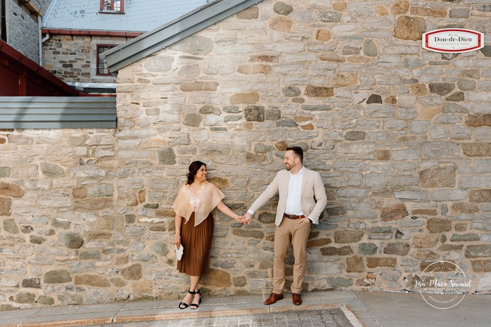 Urban engagement photos. Interracial couple photos. Séance fiançailles dans le Vieux-Québec. Photographe de mariage ville de Québec. Quebec City photographer. Old Quebec engagement photos.