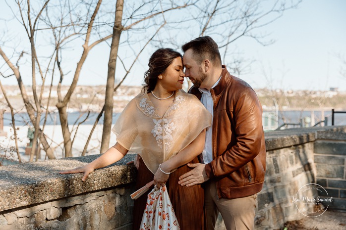 Urban engagement photos. Interracial couple photos. Séance fiançailles dans le Vieux-Québec. Photographe de mariage ville de Québec. Château Frontenac. Parc Montmorency. Quebec City photographer. Old Quebec engagement photos.