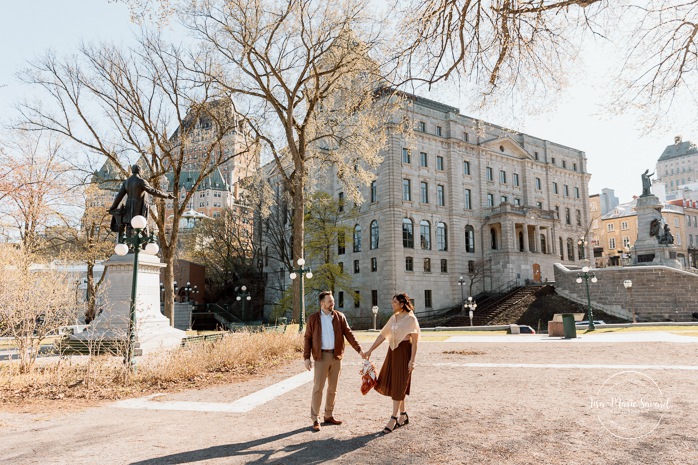 Urban engagement photos. Interracial couple photos. Séance fiançailles dans le Vieux-Québec. Photographe de mariage ville de Québec. Château Frontenac. Parc Montmorency. Quebec City photographer. Old Quebec engagement photos.