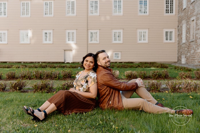 Urban engagement photos. Interracial couple photos. Séance fiançailles dans le Vieux-Québec. Photographe de mariage ville de Québec. Jardin Petit séminaire de Québec. Quebec City photographer. Old Quebec engagement photos.
