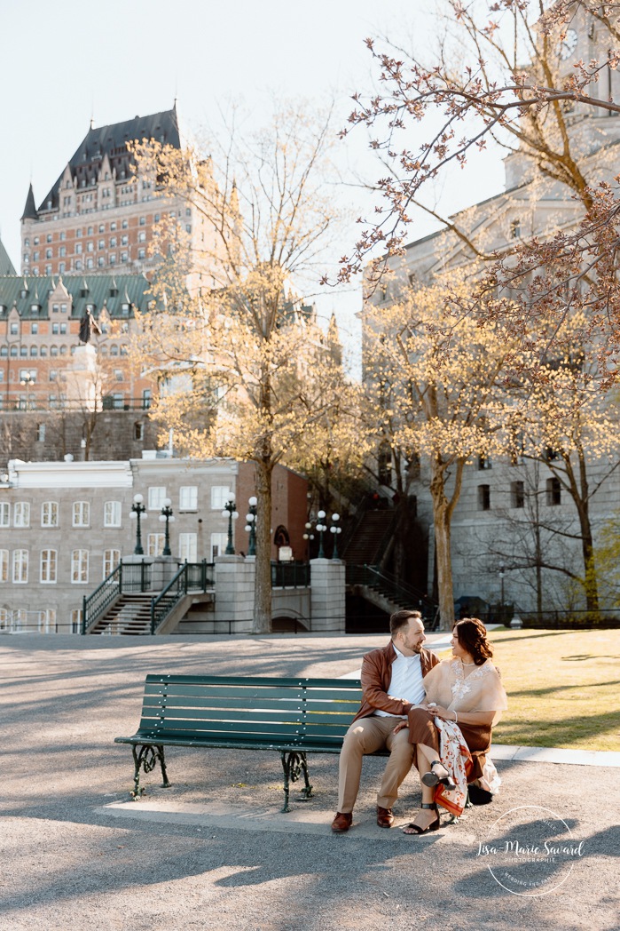 Urban engagement photos. Interracial couple photos. Séance fiançailles dans le Vieux-Québec. Photographe de mariage ville de Québec. Château Frontenac. Parc Montmorency. Quebec City photographer. Old Quebec engagement photos.