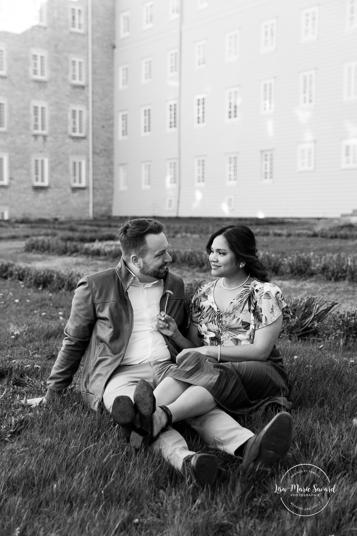 Urban engagement photos. Interracial couple photos. Séance fiançailles dans le Vieux-Québec. Photographe de mariage ville de Québec. Jardin Petit séminaire de Québec. Quebec City photographer. Old Quebec engagement photos.