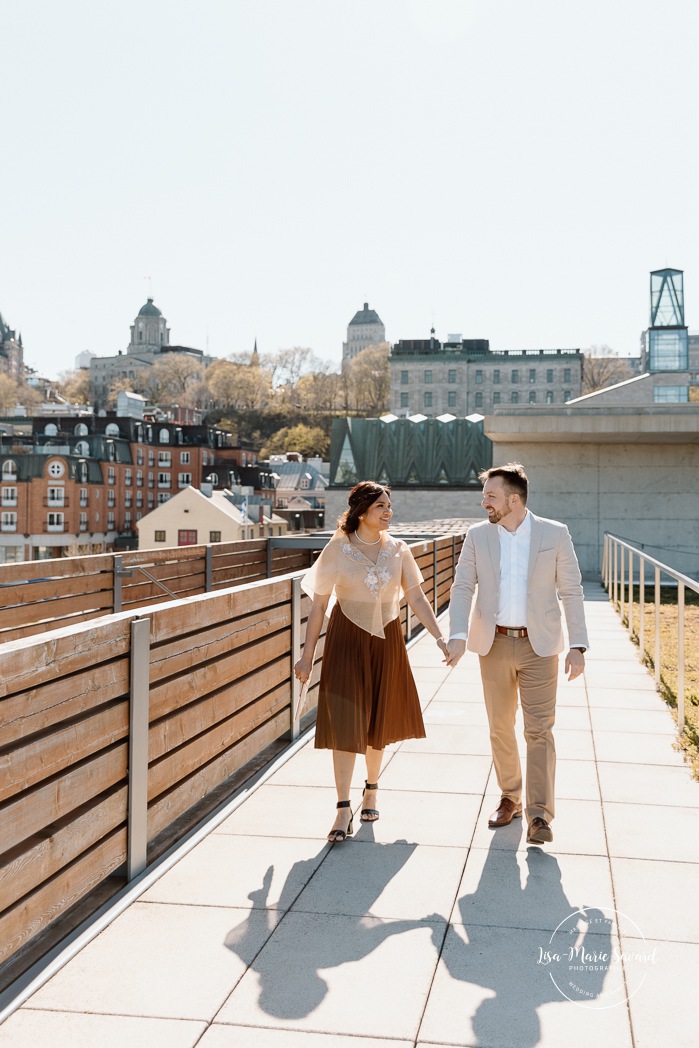 Urban engagement photos. Interracial couple photos. Séance fiançailles dans le Vieux-Québec. Photographe de mariage ville de Québec. Place des Canotiers. Quebec City photographer. Old Quebec engagement photos.