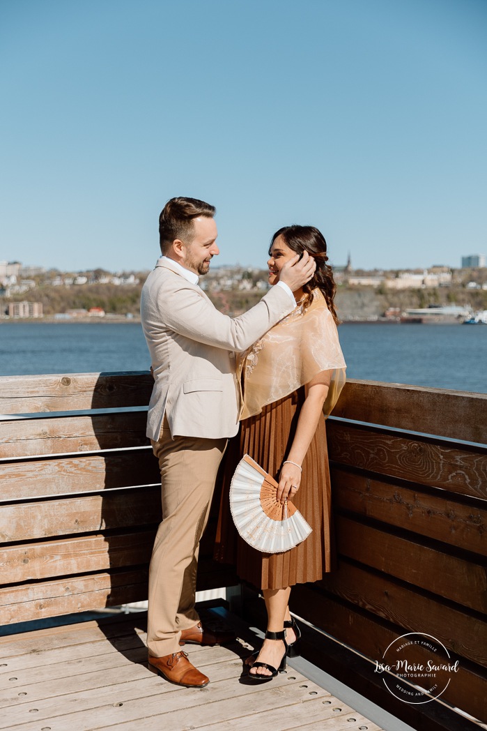 Urban engagement photos. Interracial couple photos. Séance fiançailles dans le Vieux-Québec. Photographe de mariage ville de Québec. Place des Canotiers. Quebec City photographer. Old Quebec engagement photos.