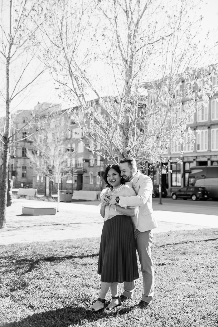Urban engagement photos. Interracial couple photos. Séance fiançailles dans le Vieux-Québec. Photographe de mariage ville de Québec. Place des Canotiers. Quebec City photographer. Old Quebec engagement photos.