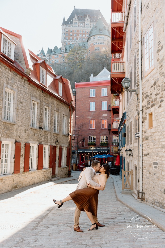 Urban engagement photos. Interracial couple photos. Séance fiançailles dans le Vieux-Québec. Photographe de mariage ville de Québec. Château Frontenac. Quebec City photographer. Old Quebec engagement photos.