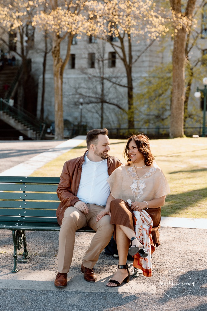 Urban engagement photos. Interracial couple photos. Séance fiançailles dans le Vieux-Québec. Photographe de mariage ville de Québec. Château Frontenac. Parc Montmorency. Quebec City photographer. Old Quebec engagement photos.