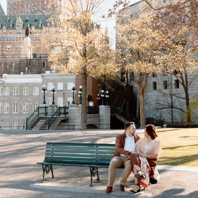 Urban engagement photos. Interracial couple photos. Séance fiançailles dans le Vieux-Québec. Photographe de mariage ville de Québec. Château Frontenac. Parc Montmorency. Quebec City photographer. Old Quebec engagement photos.