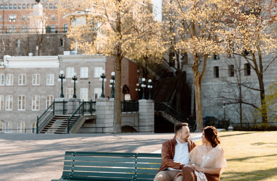 Urban engagement photos. Interracial couple photos. Séance fiançailles dans le Vieux-Québec. Photographe de mariage ville de Québec. Château Frontenac. Parc Montmorency. Quebec City photographer. Old Quebec engagement photos.