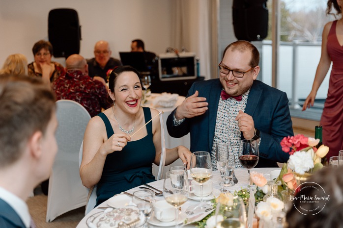 Indoor wedding reception in small venue. Mariage à l'Auberge des Îles au Lac-Saint-Jean. Photographe de mariage au Saguenay-Lac-Saint-Jean.