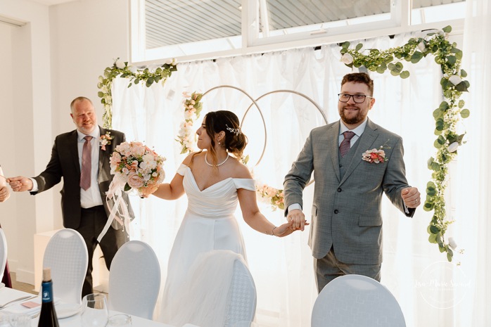 Indoor wedding reception in small venue. Mariage à l'Auberge des Îles au Lac-Saint-Jean. Photographe de mariage au Saguenay-Lac-Saint-Jean.