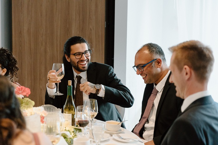 Indoor wedding reception in small venue. Mariage à l'Auberge des Îles au Lac-Saint-Jean. Photographe de mariage au Saguenay-Lac-Saint-Jean.