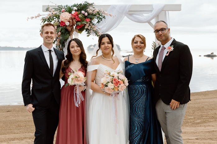 Beach wedding family photos. Wedding photos on foggy beach. Mariage à l'Auberge des Îles au Lac-Saint-Jean. Photographe de mariage au Saguenay-Lac-Saint-Jean.