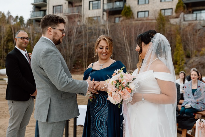 Beach wedding ceremony. Wedding photos on foggy beach. Mariage à l'Auberge des Îles au Lac-Saint-Jean. Photographe de mariage au Saguenay-Lac-Saint-Jean.