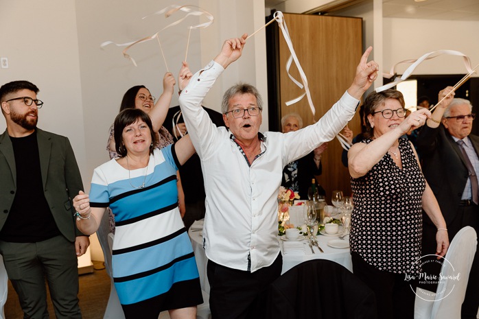 Indoor wedding reception in small venue. Mariage à l'Auberge des Îles au Lac-Saint-Jean. Photographe de mariage au Saguenay-Lac-Saint-Jean.